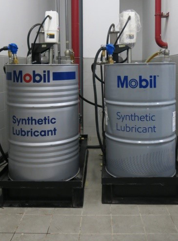Two pumps for each lubricant